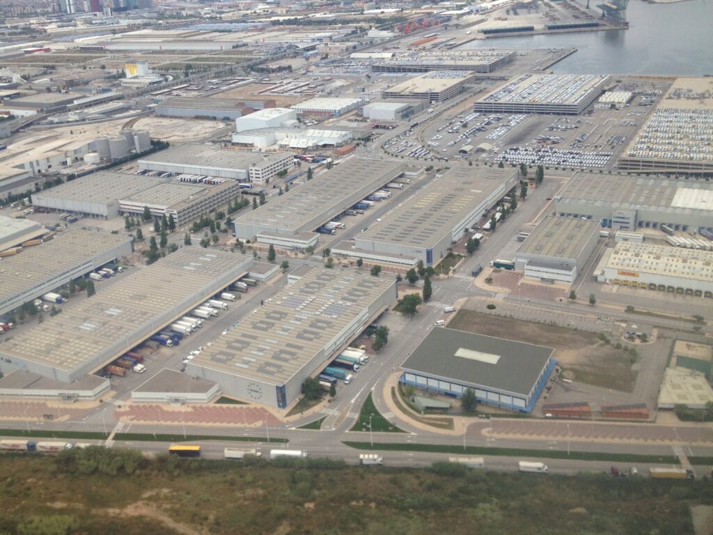 Vista aérea de la ZAL del Port de Barcelona con almacenes y campas logísticas
